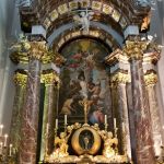 The altarpiece in the choir represents the <i>Martyrdom of Saint Bartholomew</i> by Englebert Fiesen.